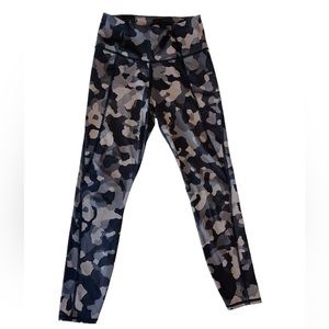 ATHLETA LIGHTNING CAMO 7/8 TIGHT GYM CAPRIS EXTRA SMALL